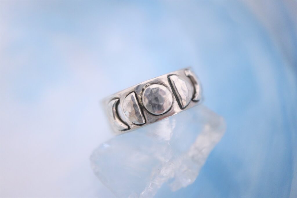 指輪サイズ直し　指輪サイズアップ シルバーリングサイズアップ シルバーリングサイズ直し ジュエリーリフォーム ジュエリーリペア 即日 当日受け取り 当日お直し 東京 秋葉原 千駄木 指輪サイズ直し リングサイズ直し ピアスポスト折れ　ピアスポスト直し チェーン切れ チェーン直し クリーニング ジュエリークリーニング ジュエリー磨き ジュエリー磨き直し 刻印 刻印消し 全国配送 　