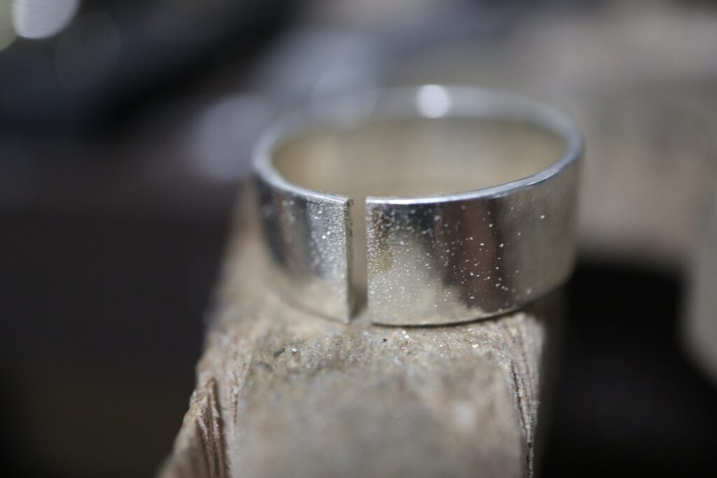 指輪サイズ直し　指輪サイズアップ シルバーリングサイズアップ
 シルバーリングサイズ直し ジュエリーリフォーム ジュエリーリペア 即日 当日受け取り 当日お直し 東京 秋葉原 千駄木 指輪サイズ直し リングサイズ直し ピアスポスト折れ　ピアスポスト直し チェーン切れ チェーン直し クリーニング ジュエリークリーニング ジュエリー磨き ジュエリー磨き直し 刻印 刻印消し 全国配送  　 