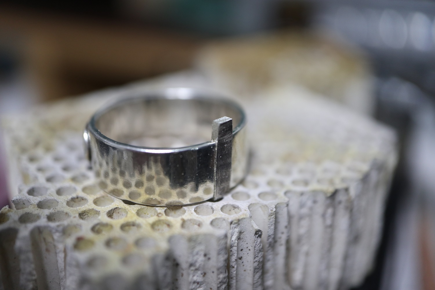 指輪サイズ直し　指輪サイズアップ シルバーリングサイズアップ シルバーリングサイズ直し ジュエリーリフォーム ジュエリーリペア 即日 当日受け取り 当日お直し 東京 秋葉原 千駄木 指輪サイズ直し リングサイズ直し ピアスポスト折れ　ピアスポスト直し チェーン切れ チェーン直し クリーニング ジュエリークリーニング ジュエリー磨き ジュエリー磨き直し 刻印 刻印消し 全国配送 　