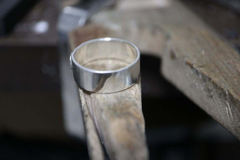 指輪サイズ直し　指輪サイズアップ シルバーリングサイズアップ シルバーリングサイズ直し ジュエリーリフォーム ジュエリーリペア 即日 当日受け取り 当日お直し 東京 秋葉原 千駄木 指輪サイズ直し リングサイズ直し ピアスポスト折れ　ピアスポスト直し チェーン切れ チェーン直し クリーニング ジュエリークリーニング ジュエリー磨き ジュエリー磨き直し 刻印 刻印消し 全国配送 　