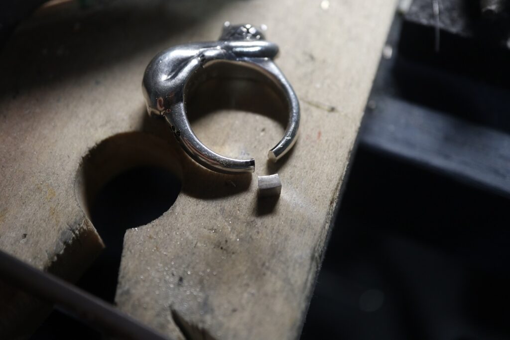 指輪サイズ直し　指輪ダウン シルバーリングサイズダウン シルバーリングサイズ直し ジュエリーリフォーム ジュエリーリペア 即日 当日受け取り 当日お直し 東京 秋葉原 千駄木 指輪サイズ直し リングサイズ直し ピアスポスト折れ　ピアスポスト直し チェーン切れ チェーン直し クリーニング ジュエリークリーニング ジュエリー磨き ジュエリー磨き直し 刻印 刻印消し 全国配送 　