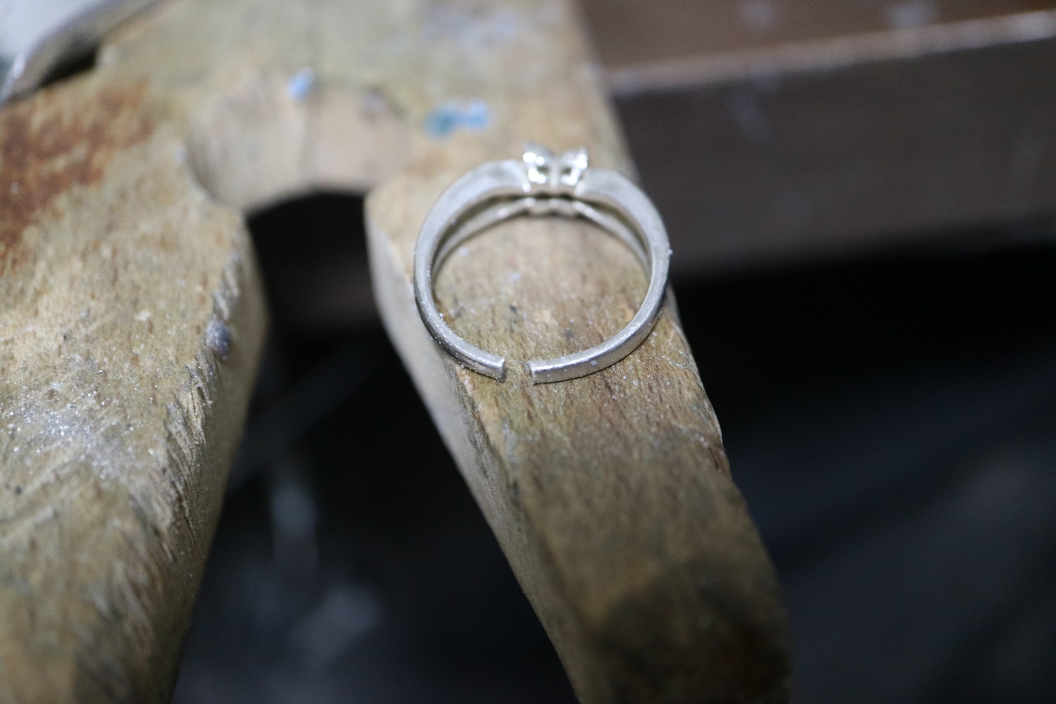 指輪サイズ直し　指輪サイズダウン プラチナリングサイズダウン プラチナリングサイズ直し ジュエリーリフォーム ジュエリーリペア 即日 当日受け取り 当日お直し 東京 秋葉原 千駄木 指輪サイズ直し リングサイズ直し ピアスポスト折れ　ピアスポスト直し チェーン切れ チェーン直し クリーニング ジュエリークリーニング ジュエリー磨き ジュエリー磨き直し 刻印 刻印消し 全国配送 　