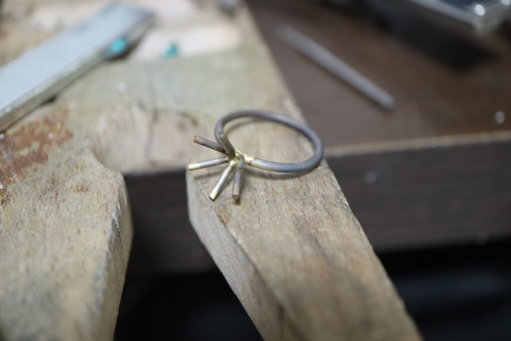 ジュエリーリフォーム ジュエリーリペア 即日 当日受け取り 当日お直し 東京 秋葉原 千駄木 指輪サイズ直し リングサイズ直し ピアスポスト折れ　ピアスポスト直し チェーン切れ チェーン直し クリーニング ジュエリークリーニング ジュエリー磨き ジュエリー磨き直し 刻印 刻印消し 全国配送