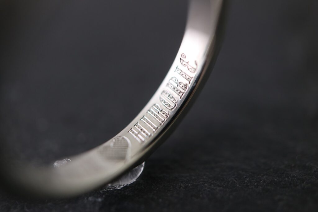 指輪 刻印 リング ジュエリーリフォーム ジュエリーリペア 即日 当日受け取り 当日お直し 東京 秋葉原 千駄木 指輪サイズ直し リングサイズ直し ピアスポスト折れ　ピアスポスト直し チェーン切れ チェーン直し クリーニング ジュエリークリーニング ジュエリー磨き ジュエリー磨き直し 刻印 刻印消し 全国配送