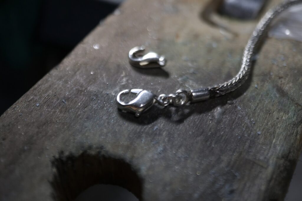 エンドパーツ交換 ジュエリーリフォーム ジュエリーリペア 即日 当日受け取り 当日お直し 東京 秋葉原 千駄木 指輪サイズ直し リングサイズ直し ピアスポスト折れ　ピアスポスト直し チェーン切れ チェーン直し クリーニング ジュエリークリーニング ジュエリー磨き ジュエリー磨き直し 刻印 刻印消し 全国配送