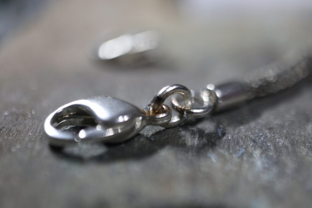 エンドパーツ交換 ジュエリーリフォーム ジュエリーリペア 即日 当日受け取り 当日お直し 東京 秋葉原 千駄木 指輪サイズ直し リングサイズ直し ピアスポスト折れ　ピアスポスト直し チェーン切れ チェーン直し クリーニング ジュエリークリーニング ジュエリー磨き ジュエリー磨き直し 刻印 刻印消し 全国配送