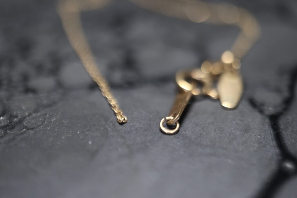 チェーン エンドパーツ ジュエリーリフォーム ジュエリーリペア 即日 当日受け取り 当日お直し 東京 秋葉原 千駄木 指輪サイズ直し リングサイズ直し ピアスポスト折れ　ピアスポスト直し チェーン切れ チェーン直し クリーニング ジュエリークリーニング ジュエリー磨き ジュエリー磨き直し 刻印 刻印消し 全国配送