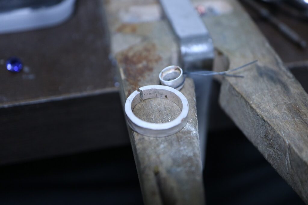 サファイア シルバーリング ジュエリーリフォーム ジュエリーリペア 即日 当日受け取り 当日お直し 東京 秋葉原 千駄木 指輪サイズ直し リングサイズ直し ピアスポスト折れ　ピアスポスト直し チェーン切れ チェーン直し クリーニング ジュエリークリーニング ジュエリー磨き ジュエリー磨き直