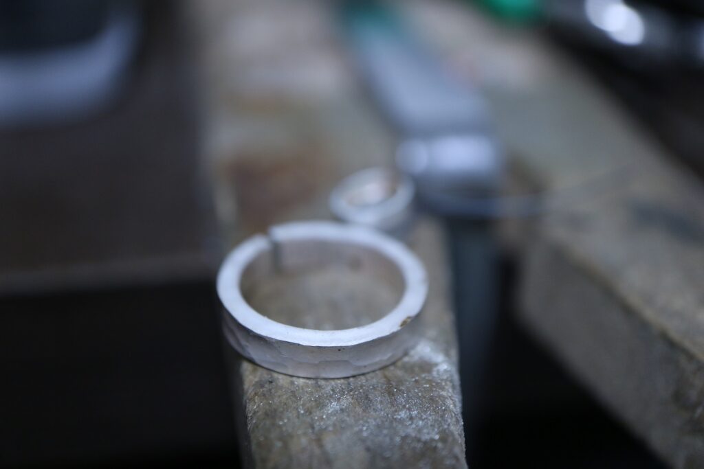 サファイア シルバーリング ジュエリーリフォーム ジュエリーリペア 即日 当日受け取り 当日お直し 東京 秋葉原 千駄木 指輪サイズ直し リングサイズ直し ピアスポスト折れ　ピアスポスト直し チェーン切れ チェーン直し クリーニング ジュエリークリーニング ジュエリー磨き ジュエリー磨き直