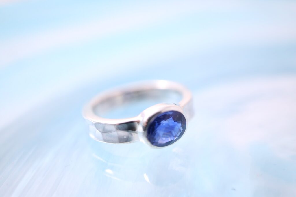 サファイア シルバーリング ジュエリーリフォーム ジュエリーリペア 即日 当日受け取り 当日お直し 東京 秋葉原 千駄木 指輪サイズ直し リングサイズ直し ピアスポスト折れ　ピアスポスト直し チェーン切れ チェーン直し クリーニング ジュエリークリーニング ジュエリー磨き ジュエリー磨き直