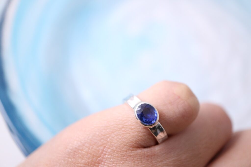 サファイア シルバーリング ジュエリーリフォーム ジュエリーリペア 即日 当日受け取り 当日お直し 東京 秋葉原 千駄木 指輪サイズ直し リングサイズ直し ピアスポスト折れ　ピアスポスト直し チェーン切れ チェーン直し クリーニング ジュエリークリーニング ジュエリー磨き ジュエリー磨き直