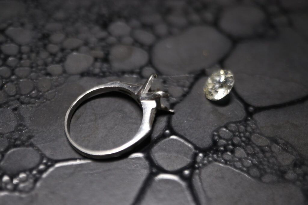 指輪 ダイヤモンド外れる 石外れ ジュエリーリフォーム ジュエリーリペア 即日 当日受け取り 当日お直し 東京 秋葉原 千駄木 指輪サイズ直し リングサイズ直し ピアスポスト折れ　ピアスポスト直し チェーン切れ チェーン直し クリーニング ジュエリークリーニング ジュエリー磨き ジュエリー磨き直し 刻印 刻印消し 全国配送