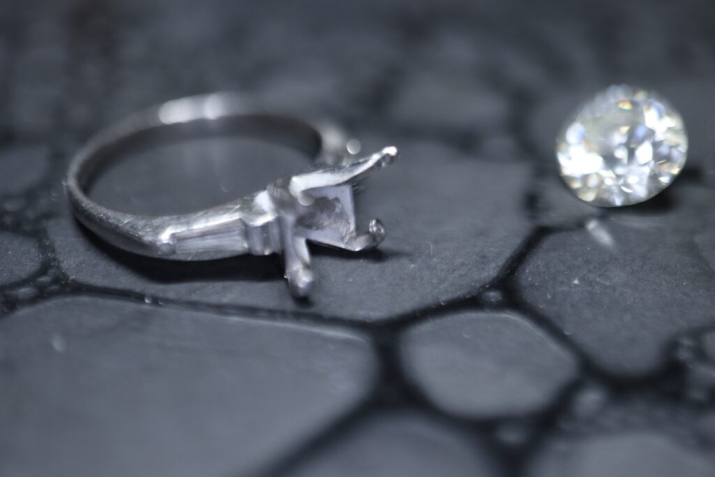 指輪 ダイヤモンド外れる 石外れ ジュエリーリフォーム ジュエリーリペア 即日 当日受け取り 当日お直し 東京 秋葉原 千駄木 指輪サイズ直し リングサイズ直し ピアスポスト折れ　ピアスポスト直し チェーン切れ チェーン直し クリーニング ジュエリークリーニング ジュエリー磨き ジュエリー磨き直し 刻印 刻印消し 全国配送