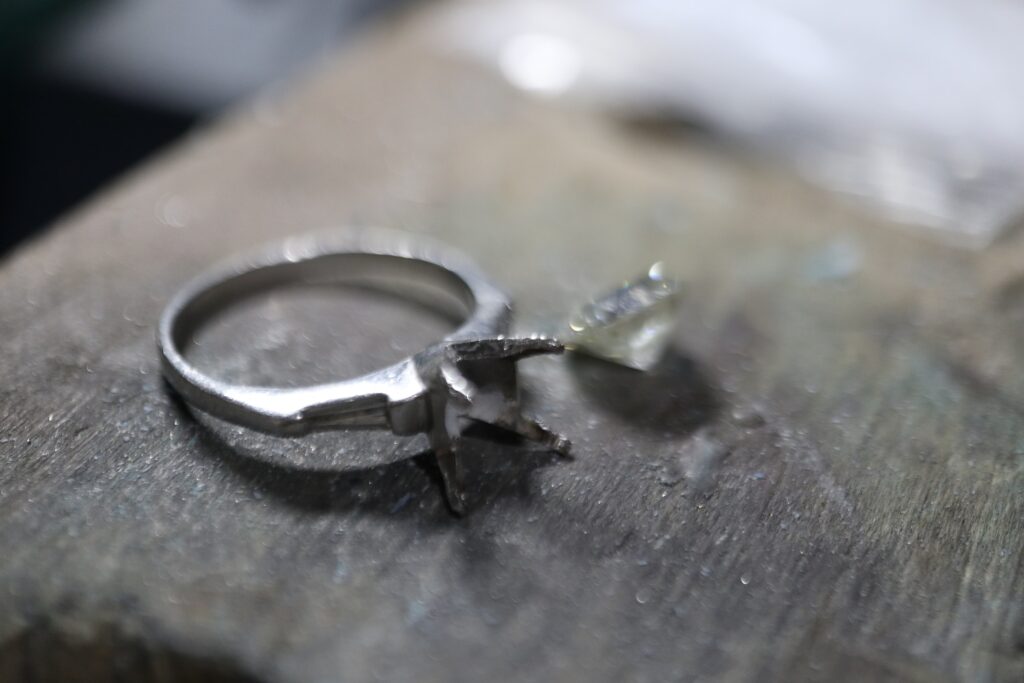 指輪 ダイヤモンド外れる 石外れ ジュエリーリフォーム ジュエリーリペア 即日 当日受け取り 当日お直し 東京 秋葉原 千駄木 指輪サイズ直し リングサイズ直し ピアスポスト折れ　ピアスポスト直し チェーン切れ チェーン直し クリーニング ジュエリークリーニング ジュエリー磨き ジュエリー磨き直し 刻印 刻印消し 全国配送