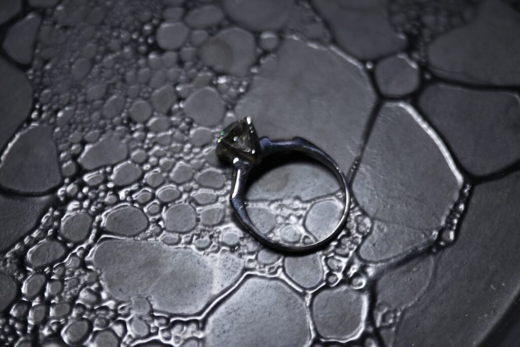 指輪 ダイヤモンド外れる 石外れ ジュエリーリフォーム ジュエリーリペア 即日 当日受け取り 当日お直し 東京 秋葉原 千駄木 指輪サイズ直し リングサイズ直し ピアスポスト折れ　ピアスポスト直し チェーン切れ チェーン直し クリーニング ジュエリークリーニング ジュエリー磨き ジュエリー磨き直し 刻印 刻印消し 全国配送