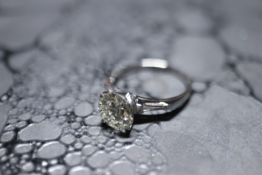 指輪 ダイヤモンド外れる 石外れ ジュエリーリフォーム ジュエリーリペア 即日 当日受け取り 当日お直し 東京 秋葉原 千駄木 指輪サイズ直し リングサイズ直し ピアスポスト折れ　ピアスポスト直し チェーン切れ チェーン直し クリーニング ジュエリークリーニング ジュエリー磨き ジュエリー磨き直し 刻印 刻印消し 全国配送