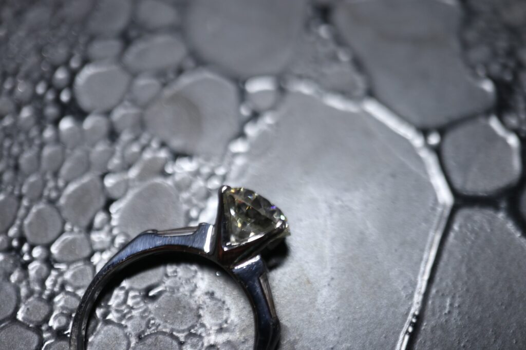 指輪 ダイヤモンド外れる 石外れ ジュエリーリフォーム ジュエリーリペア 即日 当日受け取り 当日お直し 東京 秋葉原 千駄木 指輪サイズ直し リングサイズ直し ピアスポスト折れ　ピアスポスト直し チェーン切れ チェーン直し クリーニング ジュエリークリーニング ジュエリー磨き ジュエリー磨き直し 刻印 刻印消し 全国配送