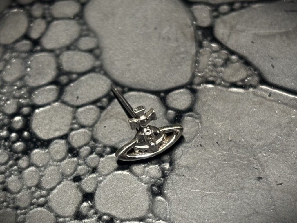 ヴィヴィアン ヴィヴィアンウエストウッド ピアス ジュエリーリフォーム ジュエリーリペア 即日 当日受け取り 当日お直し 東京 秋葉原 千駄木 指輪サイズ直し リングサイズ直し ピアスポスト折れ ピアスポスト直し チェーン切れ チェーン直し クリーニング ジュエリークリーニング ジュエリー磨き ジュエリー磨き直し 刻印 刻印消し 全国配送