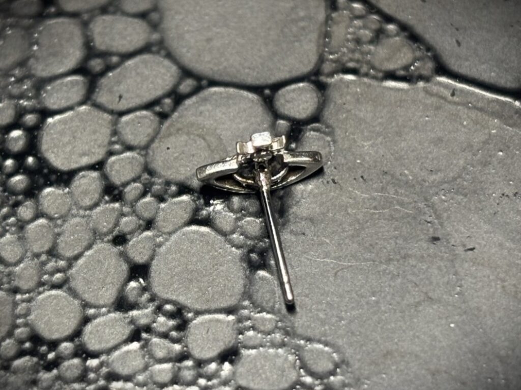 ヴィヴィアン ヴィヴィアンウエストウッド ピアス ジュエリーリフォーム ジュエリーリペア 即日 当日受け取り 当日お直し 東京 秋葉原 千駄木 指輪サイズ直し リングサイズ直し ピアスポスト折れ ピアスポスト直し チェーン切れ チェーン直し クリーニング ジュエリークリーニング ジュエリー磨き ジュエリー磨き直し 刻印 刻印消し 全国配送