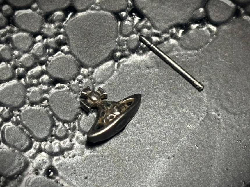 ヴィヴィアン ヴィヴィアンウエストウッド ピアス ジュエリーリフォーム ジュエリーリペア 即日 当日受け取り 当日お直し 東京 秋葉原 千駄木 指輪サイズ直し リングサイズ直し ピアスポスト折れ ピアスポスト直し チェーン切れ チェーン直し クリーニング ジュエリークリーニング ジュエリー磨き ジュエリー磨き直し 刻印 刻印消し 全国配送