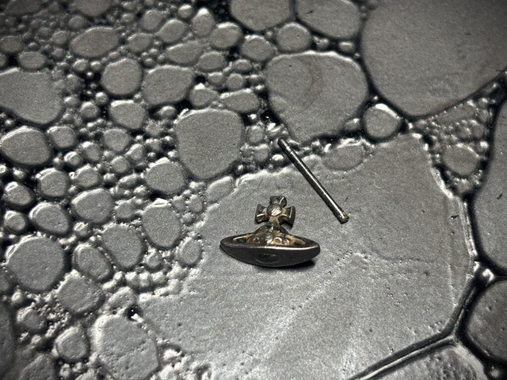 ヴィヴィアン ヴィヴィアンウエストウッド ピアス ジュエリーリフォーム ジュエリーリペア 即日 当日受け取り 当日お直し 東京 秋葉原 千駄木 指輪サイズ直し リングサイズ直し ピアスポスト折れ ピアスポスト直し チェーン切れ チェーン直し クリーニング ジュエリークリーニング ジュエリー磨き ジュエリー磨き直し 刻印 刻印消し 全国配送